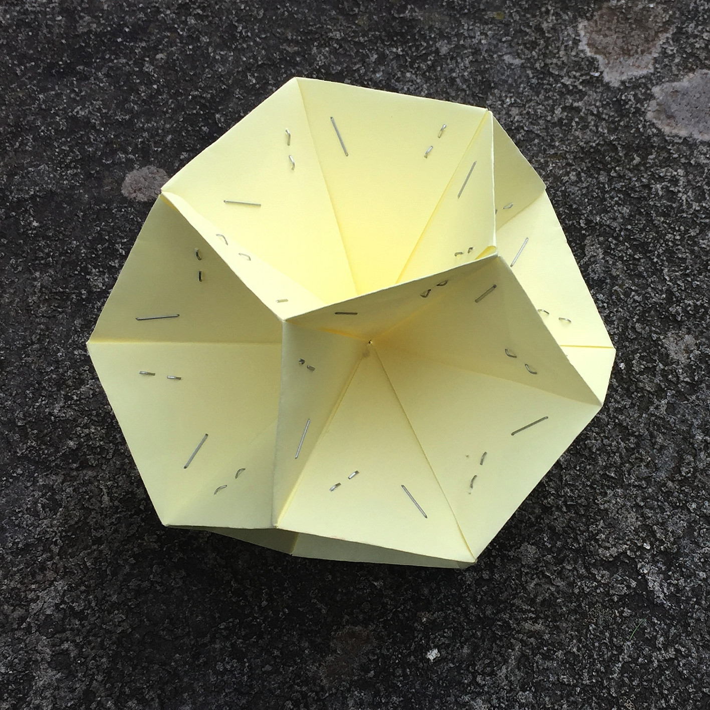 Ein Bild, das Papierkunst, Origami, Origamipapier, Bastelpapier enthält.
Automatisch generierte Beschreibung
