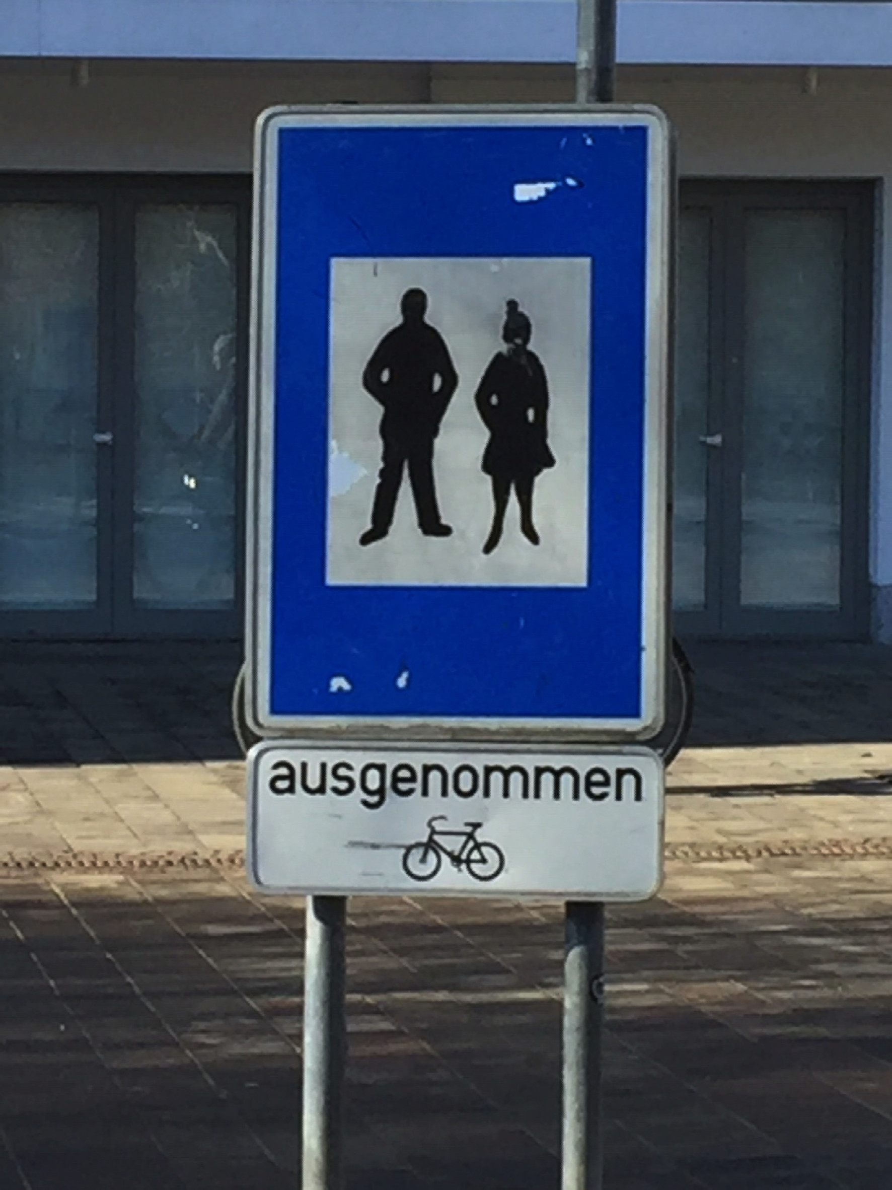 Ein Bild, das Text, draußen, Boden, Schild enthält.
Automatisch generierte Beschreibung