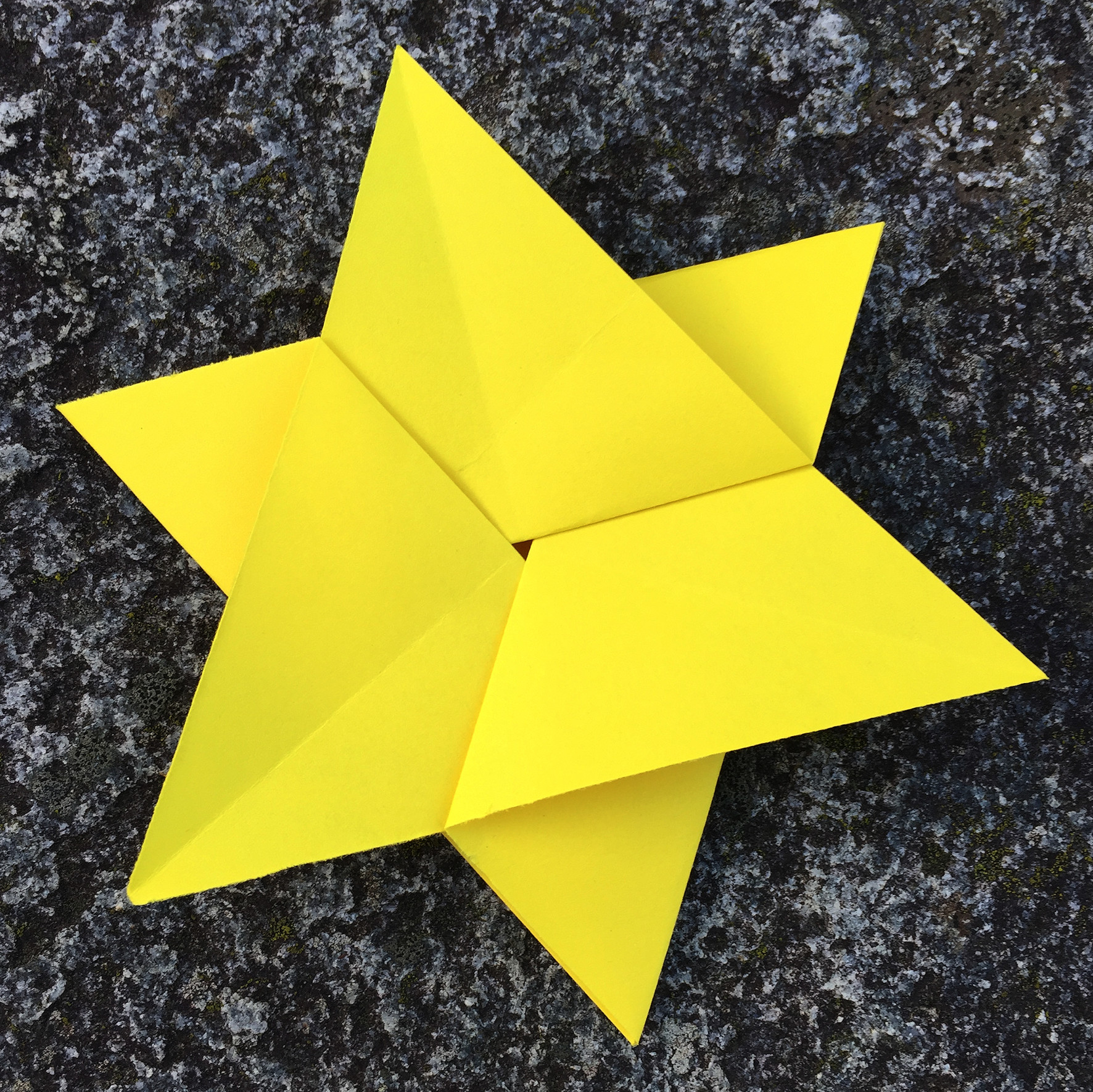 Ein Bild, das Stern, Papierkunst, Bastelpapier, Origamipapier enthält.

Automatisch generierte Beschreibung