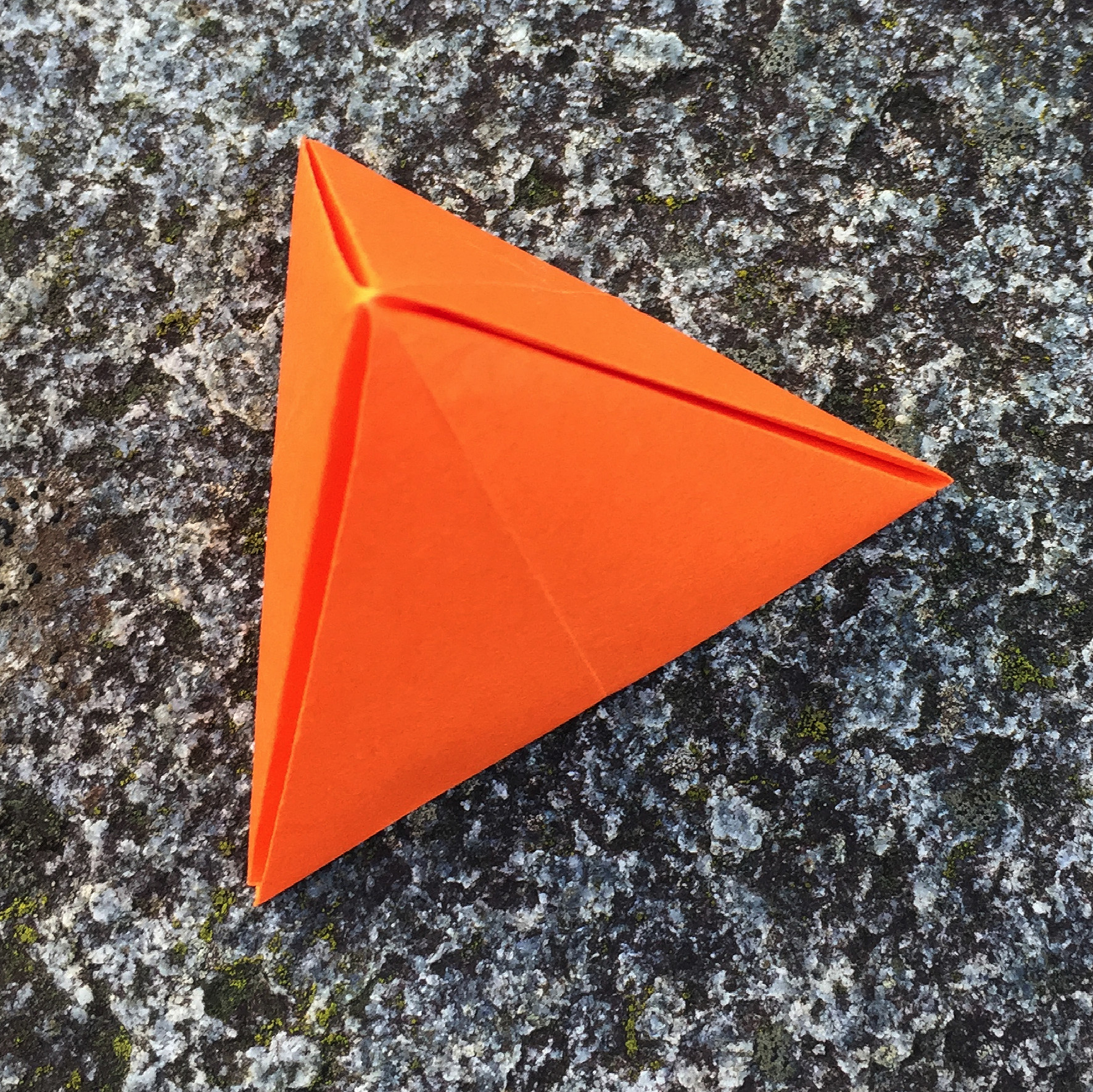Ein Bild, das Gelände, Hütchen, Dreieck, orange enthält.

Automatisch generierte Beschreibung
