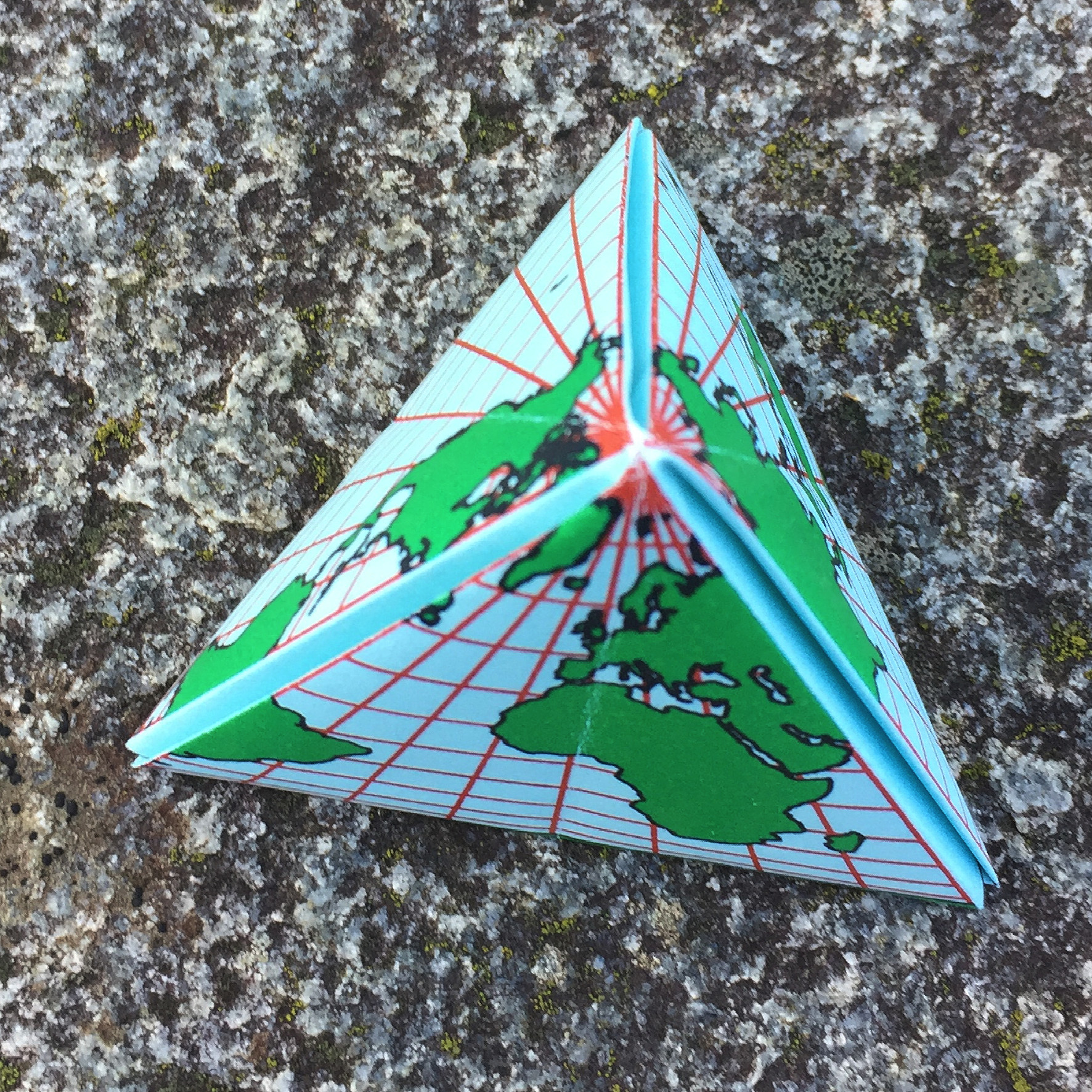 Ein Bild, das Dreieck, Gelände, draußen enthält.

Automatisch generierte Beschreibung