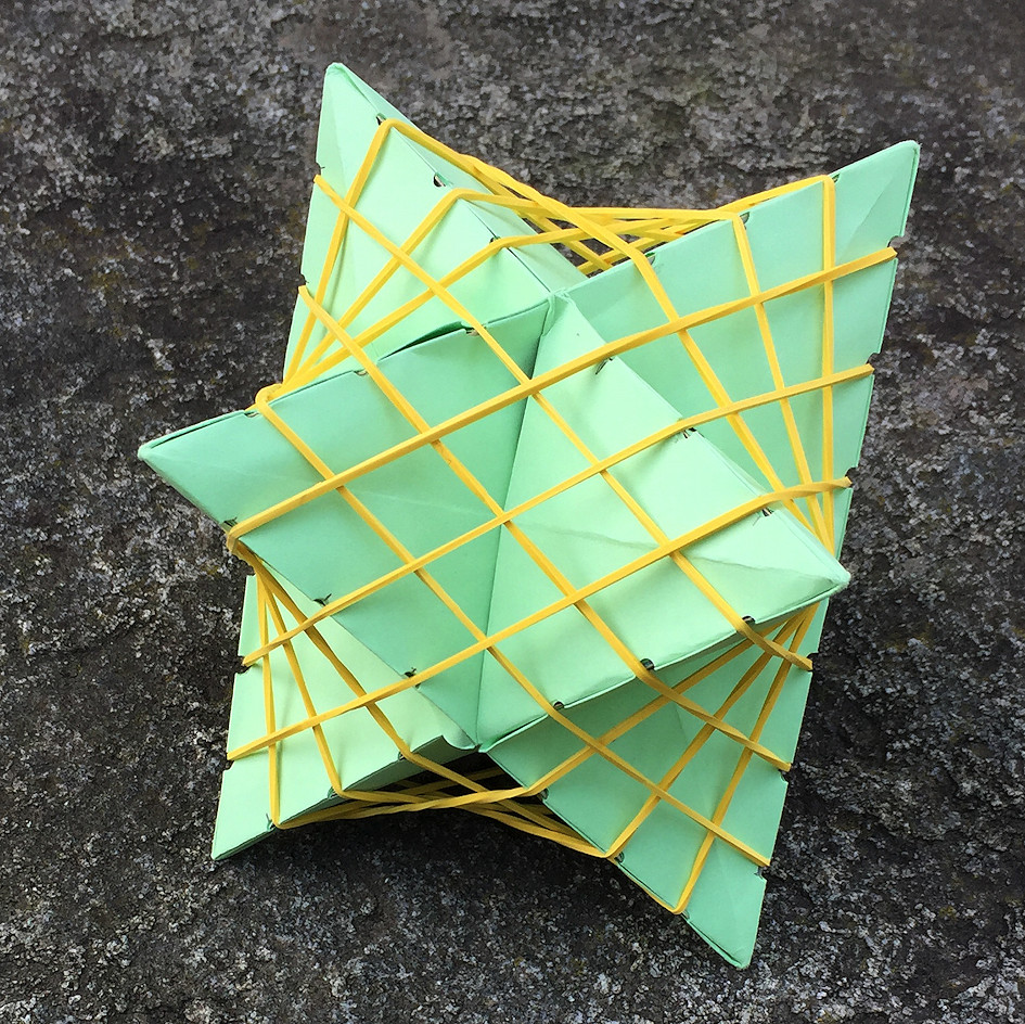 Ein Bild, das Zubehör, Regenschirm, Briefpapier, Umschlag enthält.
Automatisch generierte Beschreibung