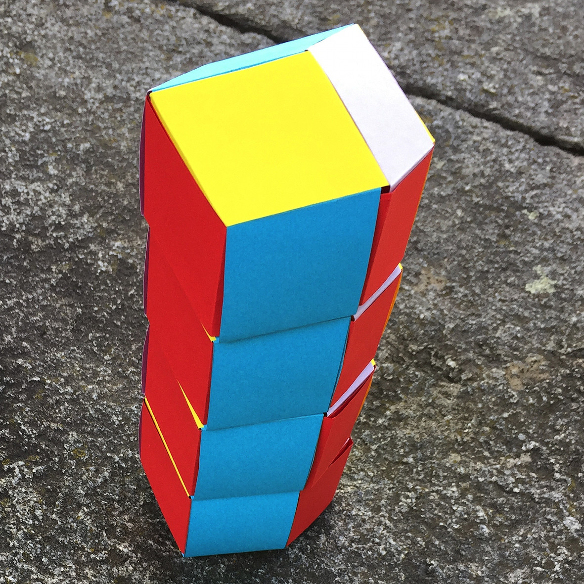 Ein Bild, das Boden, Spielzeug, Zubehör enthält.
Automatisch generierte Beschreibung