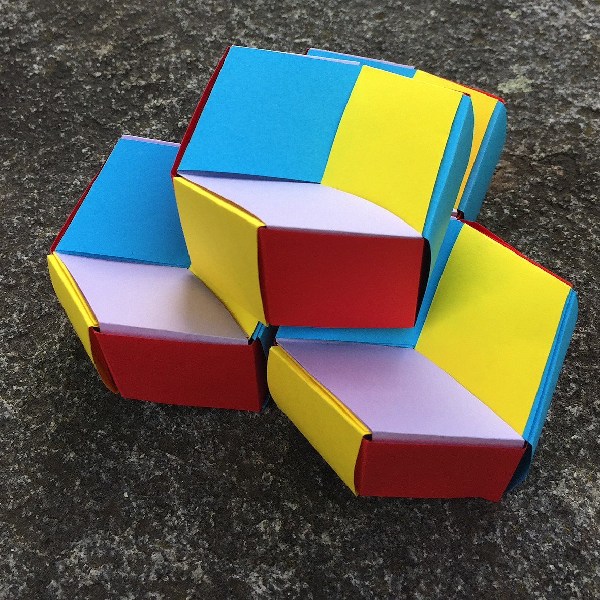 Ein Bild, das farbig, Spielzeug, Zubehör enthält.
Automatisch generierte Beschreibung