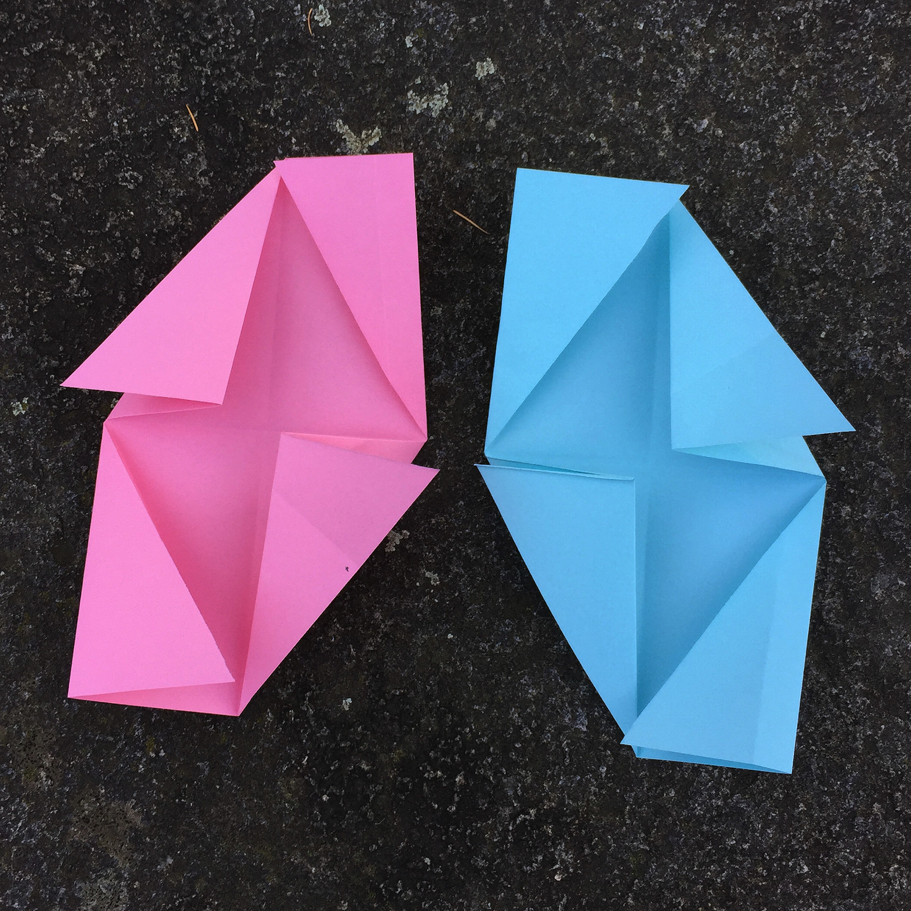 Ein Bild, das Papierkunst, Origamipapier, Bastelpapier, Origami enthält.

Automatisch generierte Beschreibung