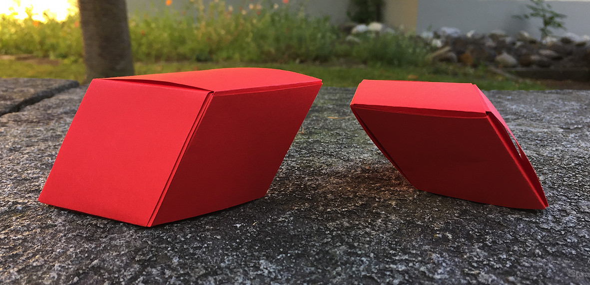 Ein Bild, das Boden, rot, Zubehör, Regenschirm enthält.
Automatisch generierte Beschreibung