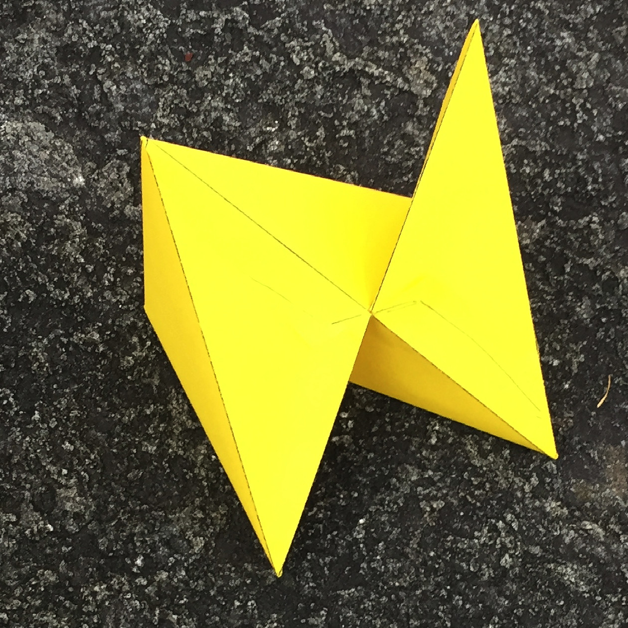 Ein Bild, das Stern, Bastelpapier, Papierkunst, Origamipapier enthält.

Automatisch generierte Beschreibung