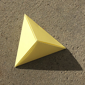 Ein Bild, das Boden, draußen, Briefpapier, Umschlag enthält.
Automatisch generierte Beschreibung