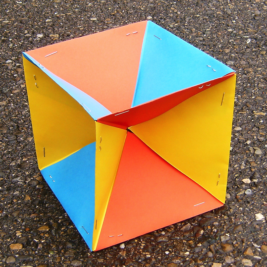 Ein Bild, das Boden, Zubehör, draußen, Briefpapier enthält.
Automatisch generierte Beschreibung
